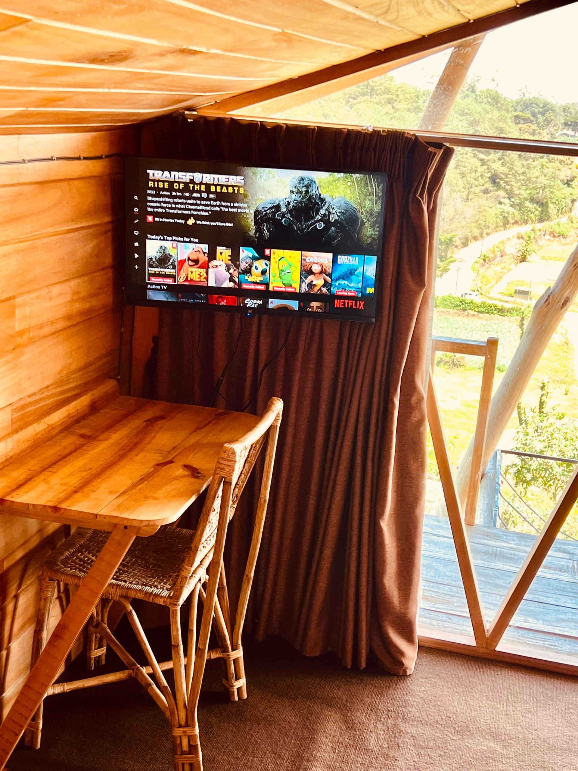 Birdeye cabin — the lounge area with a 32-inch TV and Netflix